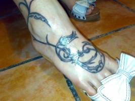 Tatuaje de unas flores en el pie