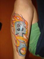 Tatuaje de un piston en llamas