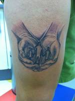Tatuaje de unas manos sujetando a una familia