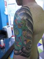 Tatuaje de un dragon en el brazo de un hombre