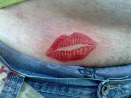 Tatuaje de unos labios rojos