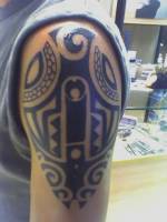Tatuaje de un tribal maori en el hombro