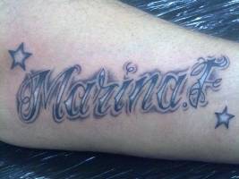 Tatuaje del Nombre Marina junto estrellas