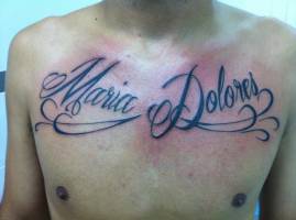 Tatuaje del nombre Maria Dolores en el pecho