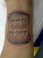 Tatuaje de un papiro con letras élficas