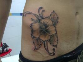 Tatuaje de unas flores con la palabra Hope dentro