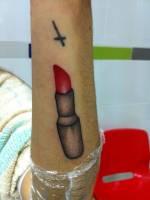 Tatuaje de un pintalabios y una cruz