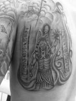Tatuaje de un dios egipcio entre jeroglificos