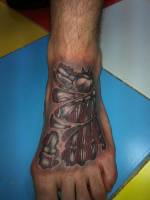 Tatuaje de la piel desgarrada mostrando los huesos del pie