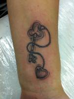 Tatuaje de una llave con llavero de corazón
