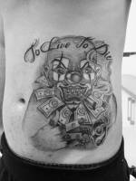 Tatuaje de un payaso con pistola y mucho dinero