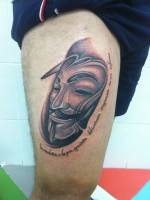 Mascara de V de Vendetta tatuada