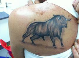 Tattoo de un toro a color
