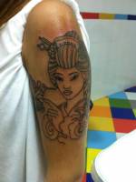 Tattoo de una geisha y un colibri