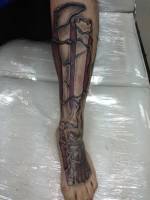 Tatuaje de la piel abierta mostrando los huesos de la pierna y el pie