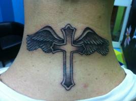 Tatuaje de una cruz con alas en la nuca
