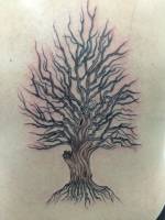 Tatuaje de un árbol seco