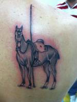 Tatuaje de un caballo con una lanza al lado