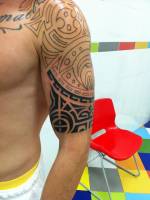 Tatuaje de un tribal a medio pintar