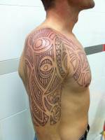 Tatuaje maori en brazo y pecho sin relleno
