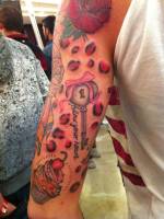 Tatuaje de una llave con lazito con piel de leopardo