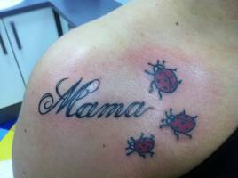 Tatuaje de la palabra Mama con 3 mariquitas