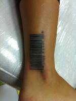 Tatuaje de un código de barras en el tobillo