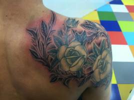 Tattoo de un rosal en el hombro