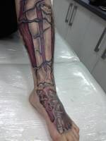 Tattoo de una pierna y pie, mostrando los huesos de dentro