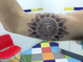 Tattoo de un sol con diamantes y signos del zodíaco