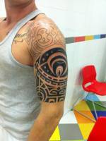 Tatuaje maori en el brazo de un chico