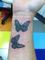 Tatuaje de dos mariposas en el antebrazo