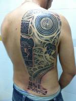 Tatuaje maorí en blanco y negro tatuado en la espalda