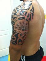 Tatuaje maorí en brazo y hombro