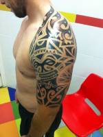 Brazo y hombro tatuados al estílo maorí