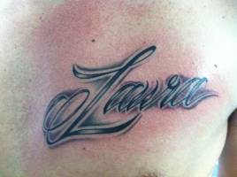 Tatuaje del nombre Laura