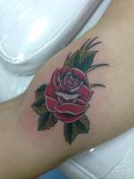 Tatuaje de una rosa tatuada en el brazo