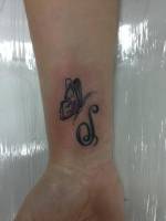 Tatuaje de una letra con con una mariposa