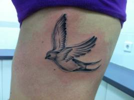 Tatuaje de un pájaro volando