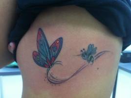 Tatuaje de una mariposa y una abeja