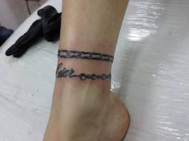 Dos pulseras tatuadas en el tobillo