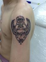 Tatuaje de un Escarabeo sosteniendo un ojo de Horus y una cruz ansada