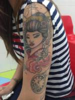 Geisha tatuada en el brazo de una chica