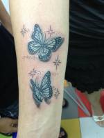 Tatuaje de un par de mariposas con estrellas