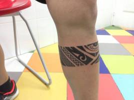 Tatuaje de un brazalete maorí en la pierna