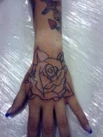 Tatuaje de una rosa en la mano