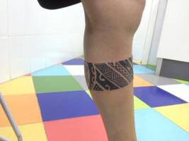 Tatuaje de un brazalete en la pierna