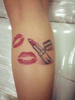 Tatuaje de marcas de besos y un pinta-labios