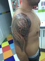 Tatuaje samoano en el brazo