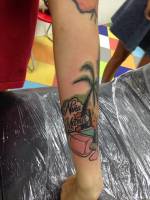 Tatuaje de una palmera con cosmeticos